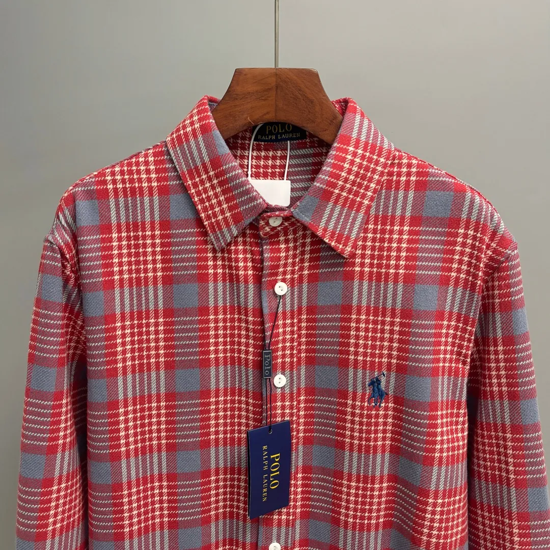 P280 Ralph Lauren/Ralph Lauren brushed pure cotton plaid shirt is made of 100% pure cotton material. The cotton fiber is naturally mild and non-irritating to the skin. It is suitable for people of all skin types. It is then treated with a sanding process. The fluff can effectively lock the air and form a heat insulation layer to enhance the thermal insulation performance of the fabric. It is endowed with reactive printing and dyeing through high-density weaving. The color is bright and the sanding process makes the surface of the fabric more wear-resistant and less prone to fading and pilling. Loose fit and three-dimensional upper body with smooth and natural lines. From the shoulder line to the waist line to the hem, the line transition is smooth without unnecessary folds or accumulation. The whole body is neat and stretched. The chest is embellished with the iconic pony embroidery. It is simple but highly recognizable. The color transition of the embroidery thread is natural. The stitches are even and consistent in size. The stitches can also be connected naturally. The lines are smooth and not stiff. Size: S M L XL